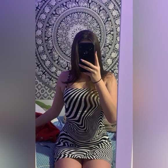 Super cute XS black and white dress from garage ! - Picture 2 of 2